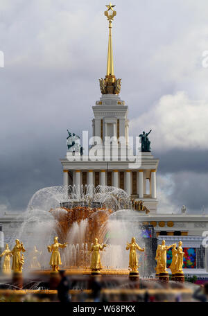 Belle photo de la fontaine d'or l'Amitié des Peuples à Moscou dans un parc sur une journée ensoleillée Banque D'Images