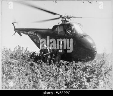 Les Marines américains de la première compagnie de reconnaissance de la Division Marine de faire la première invasion de l'hélicoptère sur la colline 812, pour soulager la République de Corée 8ème Division, lors de la reprise des combats en Corée. ; notes générales : utilisation de la guerre et des conflits Nombre 1430 lors de la commande d'une reproduction ou demande d'informations sur cette image. Banque D'Images