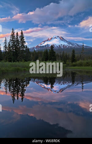 Coucher du soleil sur l'éclatement des couleurs Oregon's Mt Hood reflétant dans Multorpor Fen. Banque D'Images