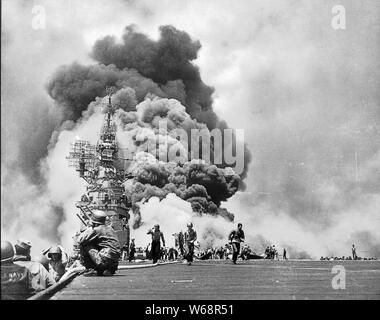 USS Bunker Hill touché par deux kamikazes en 30 secondes le 11 mai 1945 au large de Kyushu. Dead-372. Blessé-264., 1943 - 1958 ; notes générales : utilisation de la guerre et des conflits Nombre 980 lors de la commande d'une reproduction ou demande d'informations sur cette image. Banque D'Images