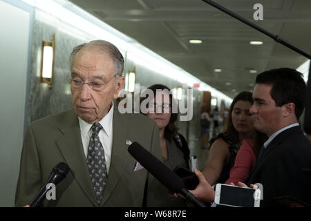 Washington, District de Columbia, Etats-Unis. 31 juillet, 2019. États-unis le sénateur Chuck Grassley (républicain de l'Iowa) parle aux médias sur la colline du Capitole à Washington, DC, États-Unis, le 31 juillet 2019. Credit : Stefani Reynolds/CNP/ZUMA/Alamy Fil Live News Banque D'Images