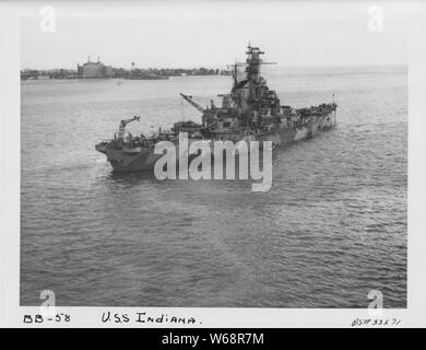 USS Indiana Hampton Roads ; Vue de l'USS Indiana à Hampton Roads. Le Chamberlin Hôtel est à l'arrière-plan. Boîte : 19LCM, BB-58 ; Dossier 6 BS 33751 33570-33578 Banque D'Images