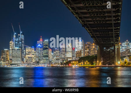 Le Sydney Harbour Bridge est un acier, classé au patrimoine mondial par l'intermédiaire de arch pont sur le port de Sydney qui transporte des véhicules ferroviaires, et des piétons, vélos, t Banque D'Images