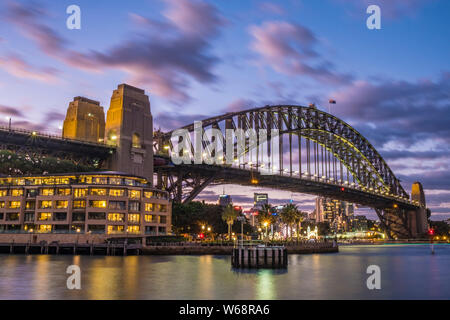 Le Sydney Harbour Bridge est un acier, classé au patrimoine mondial par l'intermédiaire de arch pont sur le port de Sydney qui transporte des véhicules ferroviaires, et des piétons, vélos, Banque D'Images