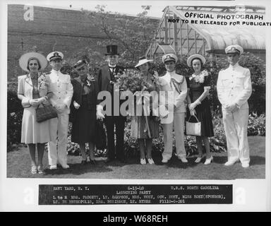 Navy Yard, N.Y., U.S.S. Lancement de la Caroline du Nord. L À R Mme Padgett, le lieutenant Sampson, Mme Hoey, Gov. Hoey, Mlle Hoey (commanditaire), le Lieutenant de métropole, Mme Robinson, le lieutenant Myers ; les participants à la cérémonie de lancement de l'USS North Carolina en 1940 dans le New York Navy Yard. De gauche à droite : Mme Padgett, le lieutenant Sampson, Mme Bessie Gardner Hoey, gouverneur de Caroline du Nord Clyde R. Hoey, Isabel Hoey (fille du gouverneur et marraine du navire), le Lieutenant de métropole, Mme Robinson, le lieutenant Myers. Boîte : 19LCM, BB-55 à BB-56 ; Dossier : lancement partie 6/13/40 F-1110-C-201 Banque D'Images