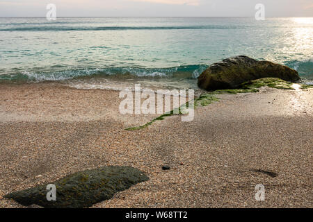 La célèbre plage de Shell Beach, à St-barth's Island (St. Bart's Island) Caraïbes. Banque D'Images