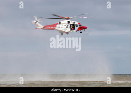 Bristow Helicopters AgustaWestland AW189 avec l'inscription G-MCGV en opération pour le garde-côtes britanniques Banque D'Images