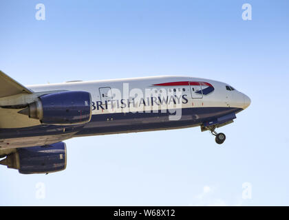 Londres, ANGLETERRE - Mars 2019 : British Airways Boeing 777 au départ de l'aéroport Heathrow de Londres. La roue de nez est soulevée. Banque D'Images