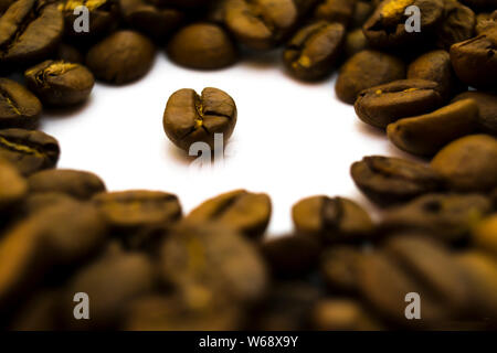 Un seul grain de café isolé des autres grains de café Banque D'Images