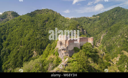 Vue aérienne de la forteresse de Poenari en ruine sur le mont Cetatea en Roumanie Banque D'Images