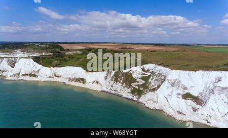 Vue aérienne de falaises blanches, campagne champs, prises à partir de la Manche, Dover, Kent, Angleterre du Sud-Est, sur une journée ensoleillée d'été . Banque D'Images