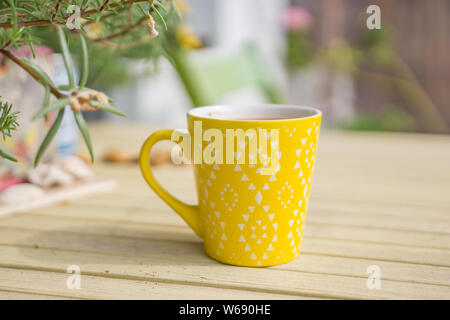 Inspirations d'été - monochrome. Libre d'un verre jaune avec un café aromatique fond bois. La faible profondeur de l'espace de discussion. Banque D'Images