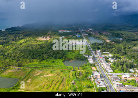 Drone aérien vue de l'approche d'un orage et pluie sur une zone côtière (Khao Lak, Thaïlande) Banque D'Images