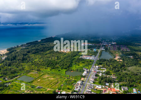 Drone aérien vue de l'approche d'un orage et pluie sur une zone côtière (Khao Lak, Thaïlande) Banque D'Images