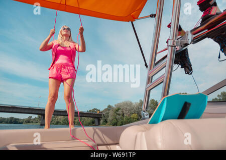 Femme debout sur le pont d'un yacht de luxe Banque D'Images