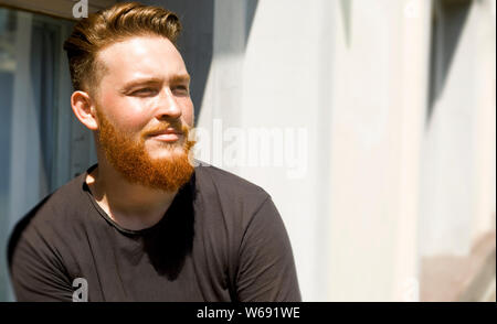 Portrait d'un homme roux avec une barbe. Close-up of a male face. Banque D'Images
