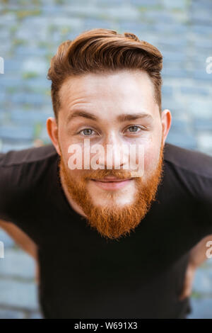 Portrait d'un homme roux avec une barbe. Close-up of a male face. Banque D'Images