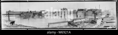 Rue de l'eau et de l'Avenue de la liberté, à Pittsburgh, à moins de 20 pouces d'eau pendant l'inondation de mars 1907, 03/1907 Banque D'Images