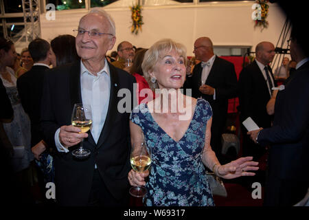 Edmund Stoiber mit Ehefrau Karin beim Staatsempfang im Anschluss an die Eröffnung der Richard-Wagner-Festspiele 2019 im neuen Schloss Bayreuth. Bayreu Banque D'Images