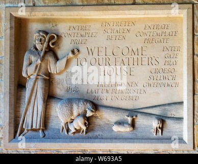 Bienvenue dans notre maison du Père - une plaque à l'intérieur de l'église St Edward's à Stow on the Wold, Gloucestershire, Angleterre, Royaume-Uni. Banque D'Images
