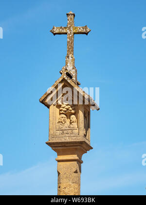 Le haut de la ville médiévale Croix dans la place du marché à Stow on the Wold, Gloucestershire, Angleterre, Royaume-Uni. Banque D'Images