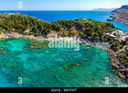 Vue aérienne photo bourdon et Ladiko Anthony Quinn Bay sur l'île de Rhodes, Dodécanèse, Grèce. Panorama Avec nice et lagon bleu clair de l'eau. F Banque D'Images