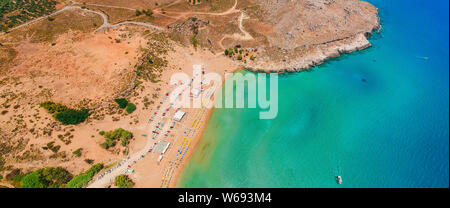 Vue aérienne photo drone Agia Agathi plage près de château Feraklos sur l'île de Rhodes, Dodécanèse, Grèce. Panorama à plage de sable et bleu clair Banque D'Images