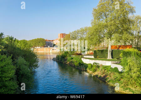 Toulouse et la Garonne vue panoramique aérienne. Toulouse est la capitale de la Haute Garonne département et région d'Occitanie en France. Banque D'Images