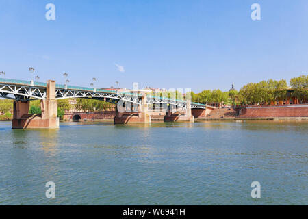 Toulouse et la Garonne vue panoramique aérienne. Toulouse est la capitale de la Haute Garonne département et région d'Occitanie en France. Banque D'Images