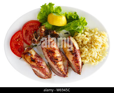 Calmars farcis grillés avec riz isolé sur fond blanc Banque D'Images
