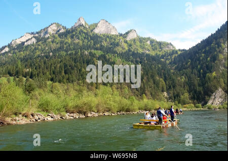 Les touristes de Rafting sur la rivière de la montagne au printemps. Banque D'Images