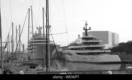 Des yachts de luxe à Barcelone. Banque D'Images