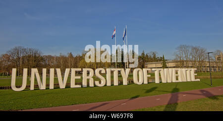 Université de Twente big white 3D lettre signe sur une pelouse, Enschede, Pays-Bas Banque D'Images