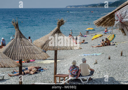 Lazarevskoe, district de Sotchi, dans la région de Krasnodar, en Russie. 31 juillet, 2019. Les retraités russes vous détendre sur la plage Crédit : Demian Stringer/ZUMA/Alamy Fil Live News Banque D'Images