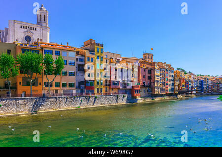 Rouge, orange et jaune et maisons à pont rivière Onyar, à Gérone, Catalogne, Espagne. Ancienne ville pittoresque. Célèbre station touristique gam Banque D'Images
