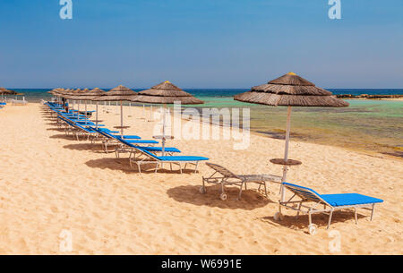 Très belle plage de Nissi et près de Cavo Greco en Ayia Napa, Chypre, l'île de la mer Méditerranée. Banque D'Images