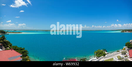 Lac Bacalar ou le lac de sept couleurs Banque D'Images