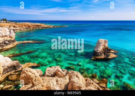 Beau rocher naturel près d'Ayia Napa, le Cavo Greco et Protaras Chypre, l'île sur la mer Méditerranée. Amazing bleu vert mer et journée ensoleillée. Banque D'Images