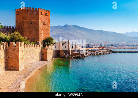 Paysage de l'ancien chantier naval près de Kule Kizil tower dans la péninsule d'Alanya, Antalya, Turquie, district d'Asie. Destination touristique célèbre avec une haute montagne Banque D'Images