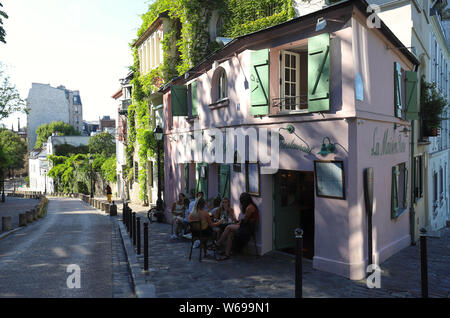 PARIS, FRANCE - 29 juillet 2019 : bistro historique sur Montmartre - La Maison Rose - Maison Rose. Maurice Utrillo peint autour de 1912. Banque D'Images