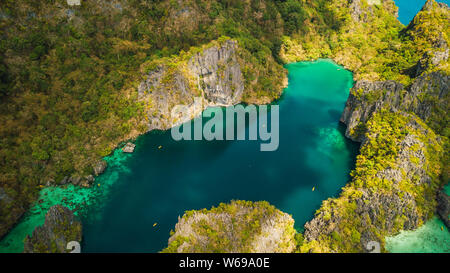 Vue aérienne de beaux lagons et falaises calcaires d'El Nido, Palawan, Philippines Banque D'Images