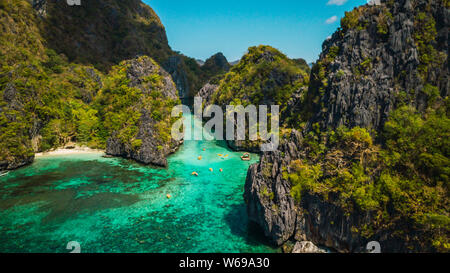 Blue lagoon tropical magnifique. Paysage panoramique avec vue sur la mer et la baie des îles, la montagne El Nido, Palawan, Philippines, Asie du sud-est. Destination célèbre Banque D'Images