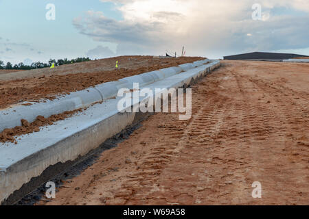 Nouvelle bordure en béton installés pour une nouvelle route en construction Banque D'Images