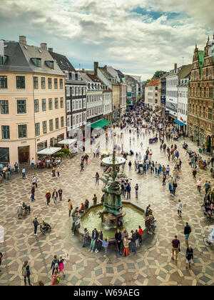 Copenhague, Danemark : 30 juillet 2019 : Vue de dessus d'une belle rue commerçante Stroget dans le centre-ville de Copenhague Banque D'Images