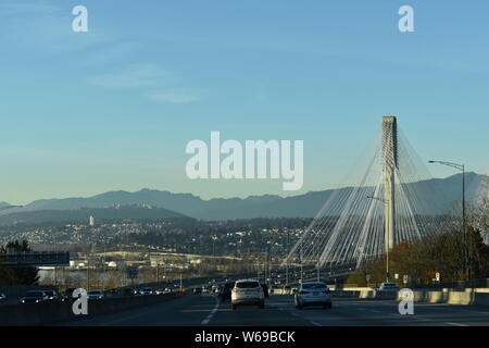 Approche du Port Mann Bridge à Vancouver, direction ouest sur l'autoroute transcanadienne Banque D'Images