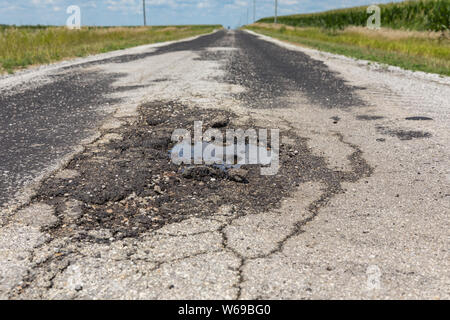 Poule d'eau et de fissures dans un pays rural road Banque D'Images