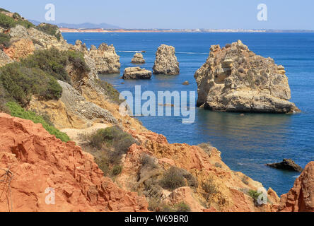 Les falaises rocheuses et jagged rocks près de Albufeira Banque D'Images