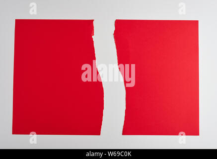 Déchiré à moitié vide en feuille de papier rouge sur fond blanc, Close up Banque D'Images