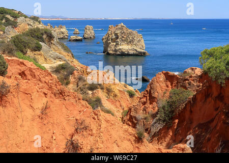 La côte découpée et rocheuse rouge donnant sur l'océan Atlantique près de Albufeira Banque D'Images