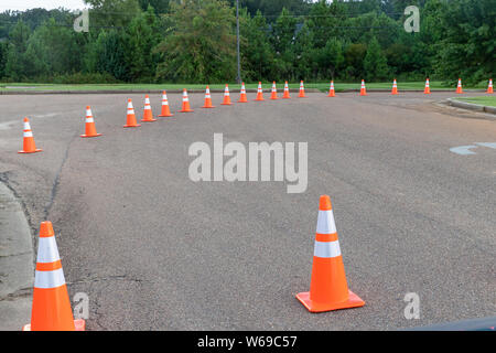 Cônes de signalisation orange sur la chaussée pour aider à la circulation de véhicules en circulation Banque D'Images